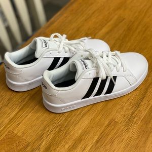 Adidas Grand Court Sneakers Little Kid size 2.5 Like New